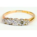 A DIAMOND FIVE STONE RING IN GOLD, MARKED 18C, 2.6G