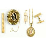 MISCELLANEOUS GOLD JEWELLERY COMPRISING A 9CT GOLD TIE CLIP, A 9CT GOLD CUFFLINK, A DIAMOND SET