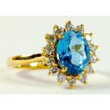 A BLUE TOPAZ AND DIAMOND CLUSTER RING IN 18CT GOLD, 4.1G