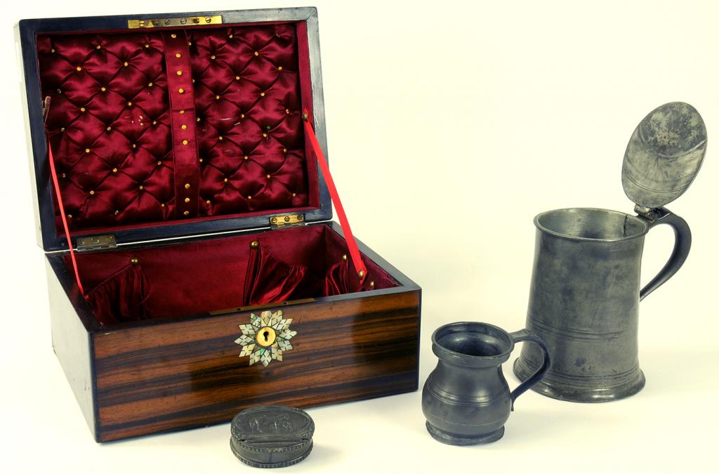 AN EARLY 19TH CENTURY PEWTER QUART TANKARD, A SMALLER PEWTER MEASURE, A VICTORIAN PEWTER SNUFF BOX