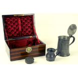 AN EARLY 19TH CENTURY PEWTER QUART TANKARD, A SMALLER PEWTER MEASURE, A VICTORIAN PEWTER SNUFF BOX