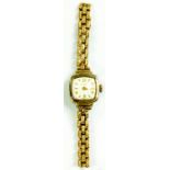 AN AVIA 9CT GOLD LADY'S WRISTWATCH WITH PLATED BRACELET