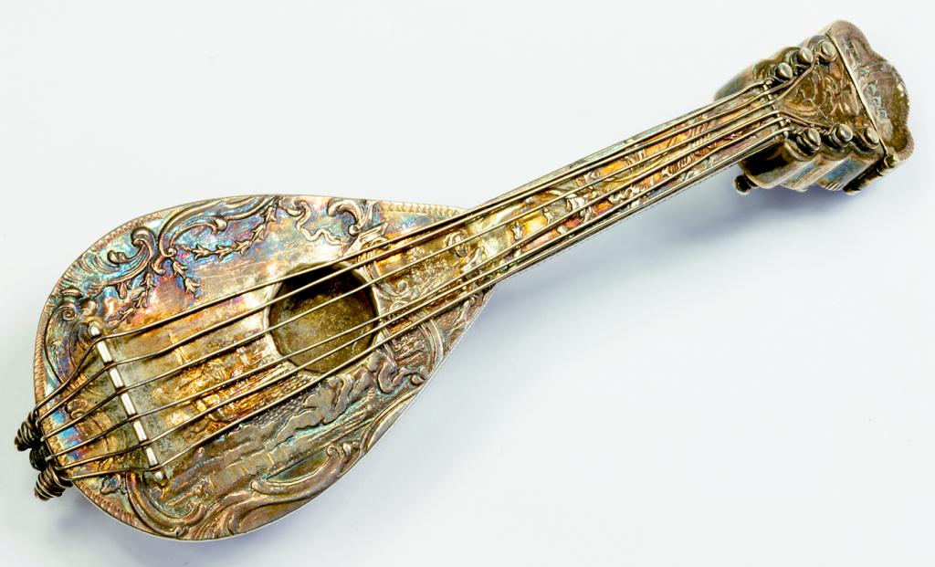 A DUTCH NOVELTY SILVER SCENT BOTTLE IN THE FORM OF A DECORATIVE MANDOLIN, EARLY 20TH CENTURY, 2OZS