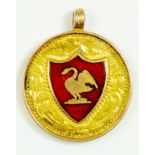 A 9CT GOLD AND ENAMEL WATCH FOB SHIELD, 3.7G