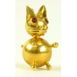 A GOLD CHARM IN THE SHAPE OF A CAT, WITH RUBY EYES, 3.2G