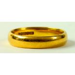 A 22CT GOLD WEDDING RING, 7.4G