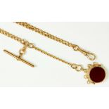 A 9CT GOLD ALBERT MOUNTED WITH A BLOODSTONE AND CORNELIAN SET 9CT GOLD SWIVEL FOB SEAL, 43.1G GROSS