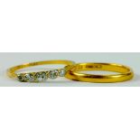 A DIAMOND FIVE STONE RING IN GOLD, MARKED 18CT PLAT AND A 22CT GOLD WEDDING RING, 1.6G AND 2.7G
