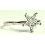 A KITE SHAPED DIAMOND FIVE STONE STAR CLUSTER RING IN WHITE GOLD, MARKED 750, 2G