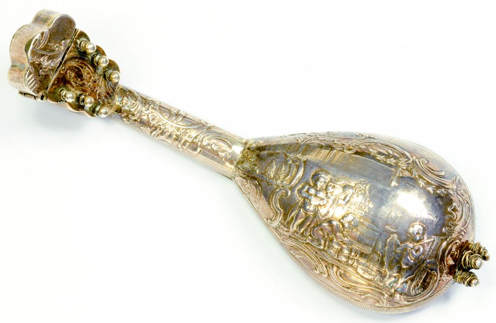 A DUTCH NOVELTY SILVER SCENT BOTTLE IN THE FORM OF A DECORATIVE MANDOLIN, EARLY 20TH CENTURY, 2OZS - Image 2 of 2