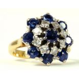 A SAPPHIRE AND DIAMOND CLUSTER RING IN GOLD, MARKED 18CT, 4.9G GROSS