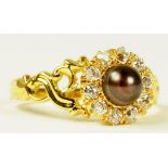 A BLACK CULTURED PEARL AND DIAMOND CLUSTER RING IN GOLD, 2.6G