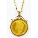 A COMMEMORATIVE GOLD PENDANT AND NECKLET, 5.4G