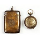 A VICTORIAN SILVER SOVEREIGN CASE, CHESTER 1895 AND A SILVER VESTA CASE