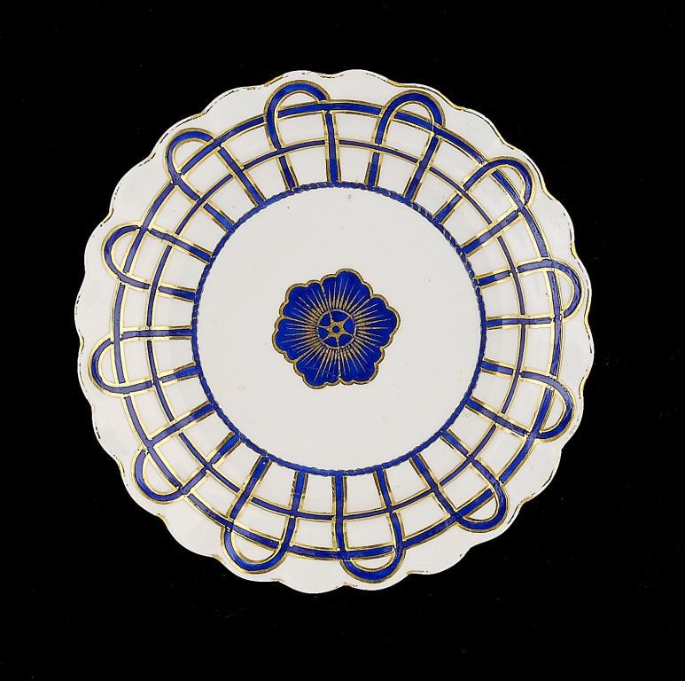 A DERBY BLUE AND GILT SCALLOPED PLATE, C1777-84 20 diam, crown over D in blue ++ Gilding on rim worn