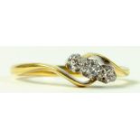 A DIAMOND THREE STONE CROSSOVER RING IN GOLD, MARKED 18CT, 2.2G