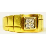 A DIAMOND FOUR STONE CLUSTER GENTLEMAN'S RING IN GOLD, 12.2G