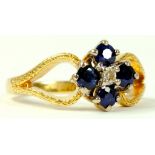 A SAPPHIRE AND DIAMOND CLUSTER RING IN 18CT GOLD, 3.1G
