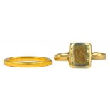A 22CT GOLD WEDDING RING, 2.7G AND A 9CT GOLD SIGNET RING, 2.2G