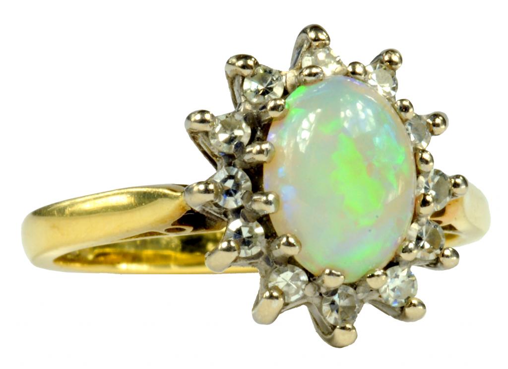 AN OPAL AND DIAMOND CLUSTER RING IN 18CT GOLD, 4G