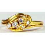 A DIAMOND CROSSOVER RING IN GOLD, 2.7G
