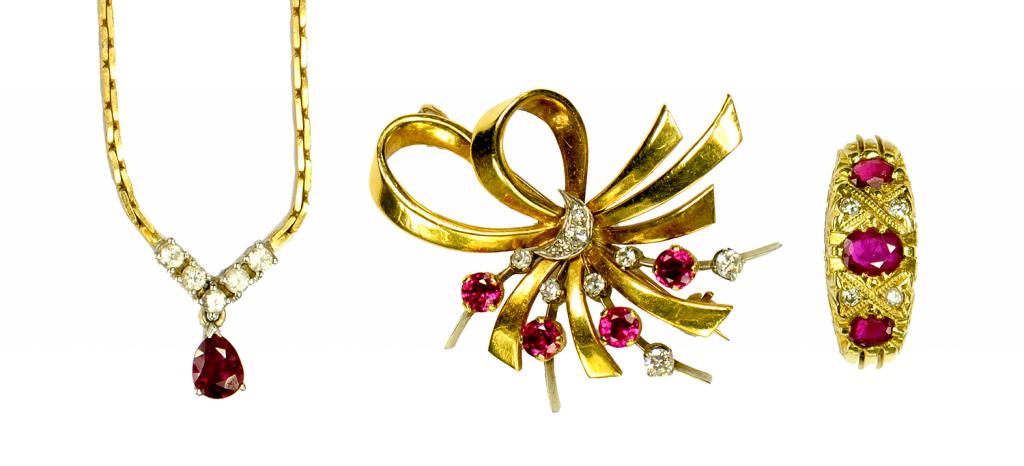 A RUBY AND DIAMOND SET TWO COLOUR GOLD BROOCH, A SIMILAR NECKLET MARKED 750 AND A RUBY AND DIAMOND