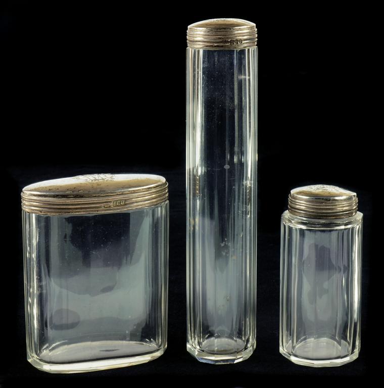 A SET OF THREE EDWARD VII SILVER CAPPED GLASS JARS FROM A DRESSING CASE, LONDON 1909, 1OZ