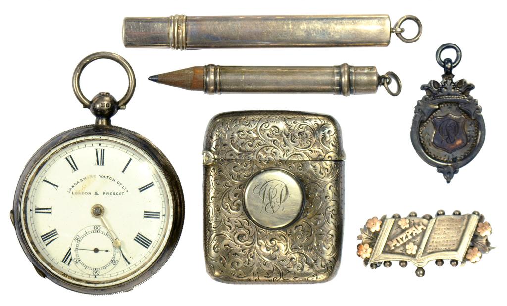 A SILVER LEVER WATCH, CHESTER 1898, A SILVER VESTA CASE, TWO PENCILS, A MIZPAH BROOCH AND A FOB