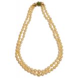 A CULTURED PEARL NECKLACE, WITH CULTURED PEARL AND GREEN STONE CLUSTER CLASP IN GOLD, MARKED 9CT