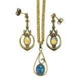 AN OPAL DOUBLET PENDANT AND GOLD NECKLACE, MARKED 750 AND A PAIR OF SIMILAR EARRINGS, 15G GROSS