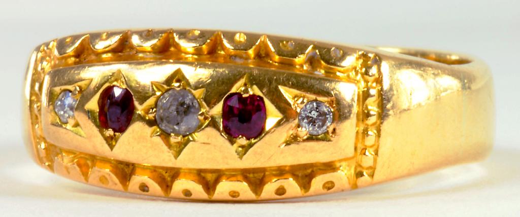 A RUBY AND DIAMOND RING IN GOLD, MARKED 18CT, 3.5G