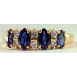 A SAPPHIRE AND DIAMOND RING IN GOLD, MARKED 18K, 3.2G