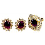 A RUBY AND DIAMOND CLUSTER RING IN GOLD, MARKED 18K AND A PAIR OF EARRINGS EN SUITE, 8.5G