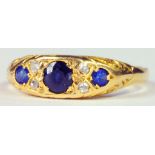 A SAPPHIRE AND DIAMOND RING IN GOLD, MARKED 18C, 2.5G