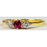 A RUBY AND DIAMOND THREE STONE RING IN GOLD, MARKED 18, 2.2G