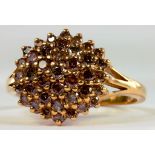 A DIAMOND CLUSTER RING IN GOLD, MARKED 375, 5G