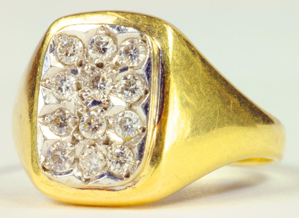 A DIAMOND OBLONG CLUSTER RING IN GOLD, MARKED 750, 3.9G