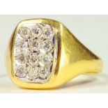 A DIAMOND OBLONG CLUSTER RING IN GOLD, MARKED 750, 3.9G