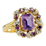 AN AMETHYST AND DIAMOND CLUSTER RING IN GOLD, MARKED 14KT 585, 6.4G