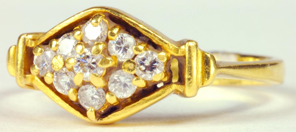 A DIAMOND CLUSTER RING IN GOLD, 3.3G