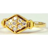 A DIAMOND CLUSTER RING IN GOLD, 3.3G