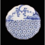 A JAPANESE ARITA BLUE AND WHITE SAUCER DISH, 19TH C painted in kakiemon style, brown rim, 17.5cm