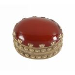 A GOLD AND HARDSTONE OVAL VINAIGRETTE, C1820 with cornelian inset lid, the base engraved C