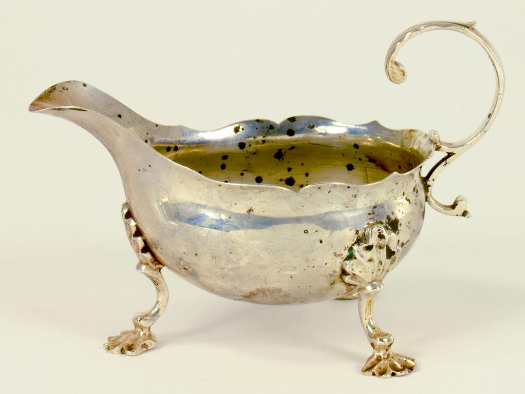 A GEORGE III SILVER SAUCE BOAT, LONDON 1760, 3OZS 10DWTS