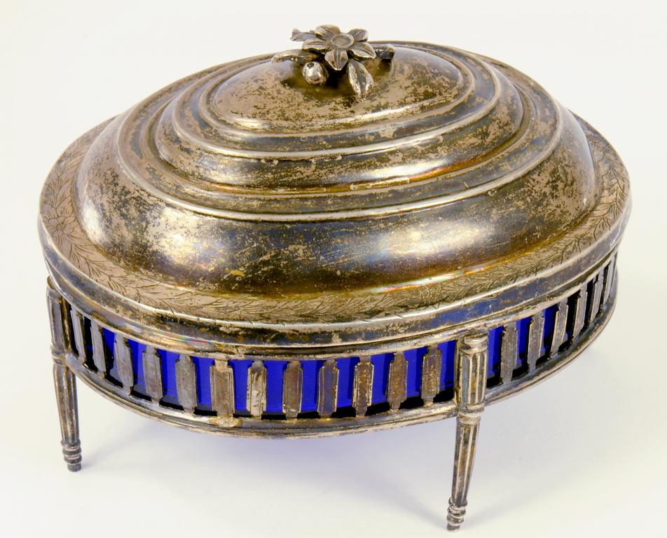 A CONTINENTAL PIERCED SILVER OVAL BUTTER DISH AND COVER, WITH BLUE GLASS LINER, EARLY 19TH