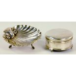 A GEORGE V SILVER BUTTER SHELL, BIRMINGHAM 1910 AND A SILVER RING BOX