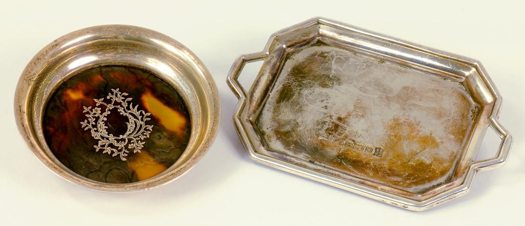 A GEORGE V TORTOISESHELL INSET SILVER DISH, LONDON 1920 AND A SILVER MINIATURE TEA TRAY, 2OZS GROSS