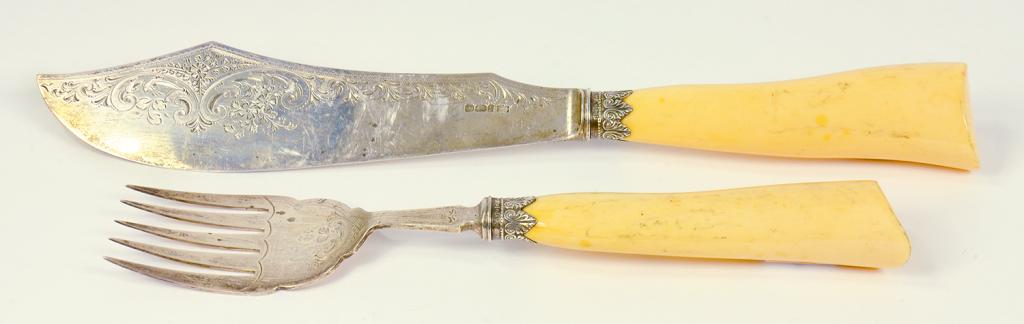 A PAIR OF EDWARD VII SILVER FISH SERVERS, IVORY HAFTED, SHEFFIELD 1903