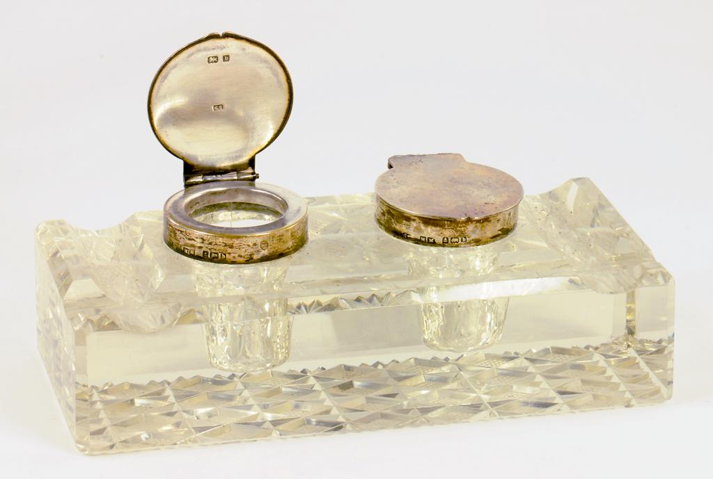 AN EDWARD VII SILVER MOUNTED CUT GLASS DOUBLE INKWELL, BIRMINGHAM 1901 (ONE LID DETACHED)