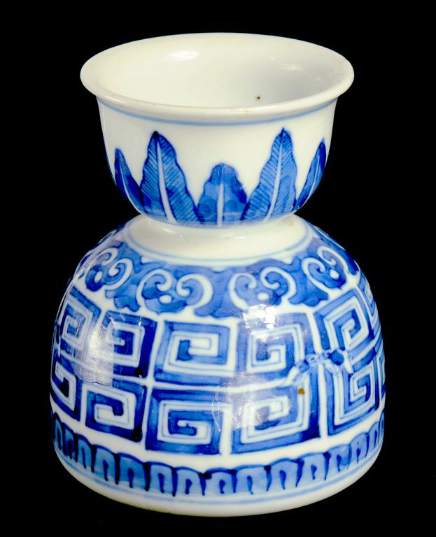 A CHINESE BLUE AND WHITE PORCELAIN BULB POT, 19TH C  of domed form with cup shaped neck, 10cm h ++ - Image 2 of 2